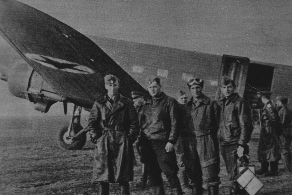 Instruktorzy rosyjscy na Lotnisku Grigoriewskoje. Od lewej: Oleg Matwiejew, Wasyl Gaszyn, Włodzimierz Bojew, Andriej Korniejew. Samolot Liusnow Li-2. 1943 rok. Zdjęcie LAC, muzeum historyczne