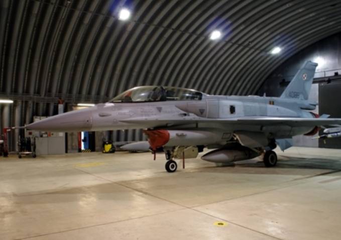 F-16 D nb 4086 w schrono-hangarze. Łask 2009r.