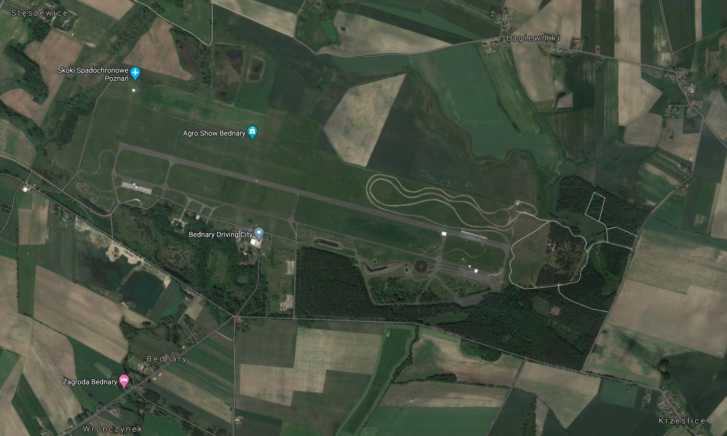 Lotnisko Bednary w widoku z satelity. 2018 rok. Zdjęcie LAC