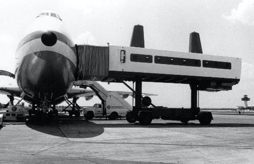 Mobilny salon Plane Mate przy Boeing B.747. Zdjęcie Wikipedia
