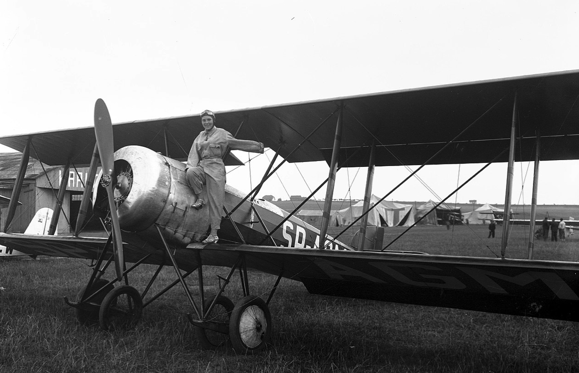 Hanriot H-28 rejestracja SP-AGM i pilot Jadwiga Pitulanka. Lotnisko Rakowice-Czyżyny. Zdjęcie NAC