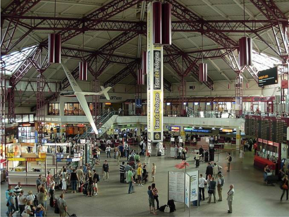 Wnętrze Terminalu Międzynarodowego Lotniska Warszawa Okęcie. 1997 rok. Zdjęcie LAC