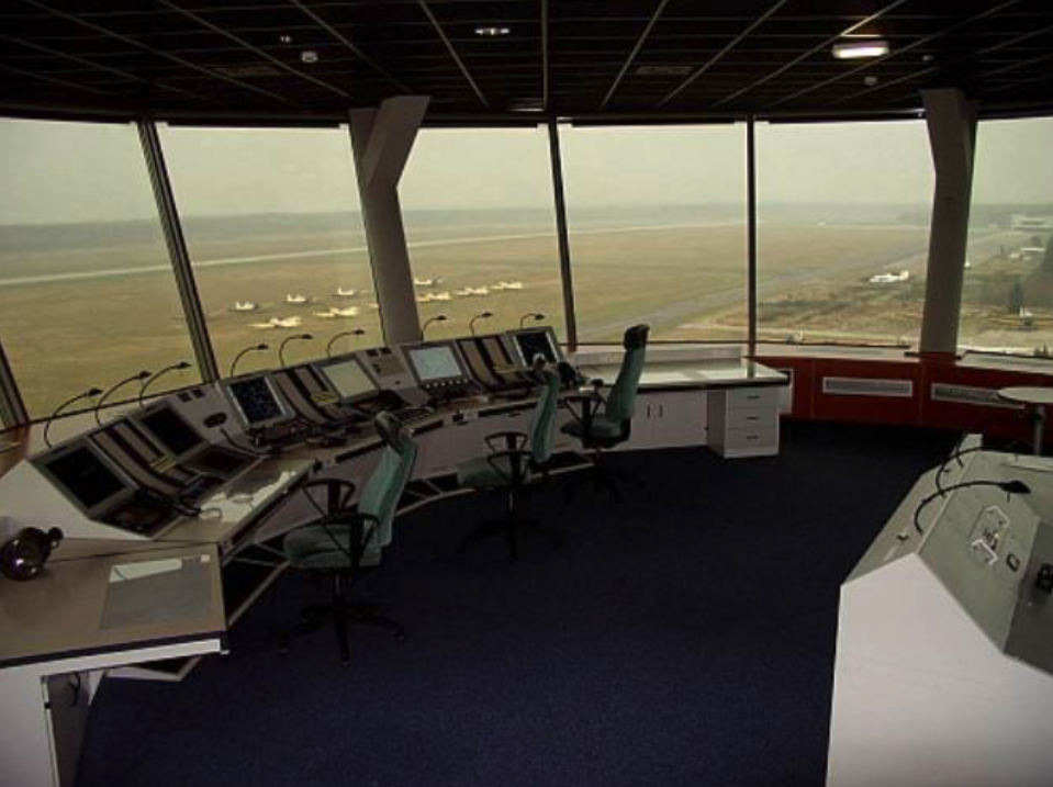 Stanowiska operatorów w Wieży Kontroli Lotów, Lotnisko Goleniów. Z prawej strony w oddali widoczny Terminal. 2009 rok. Zdjęcie LAC