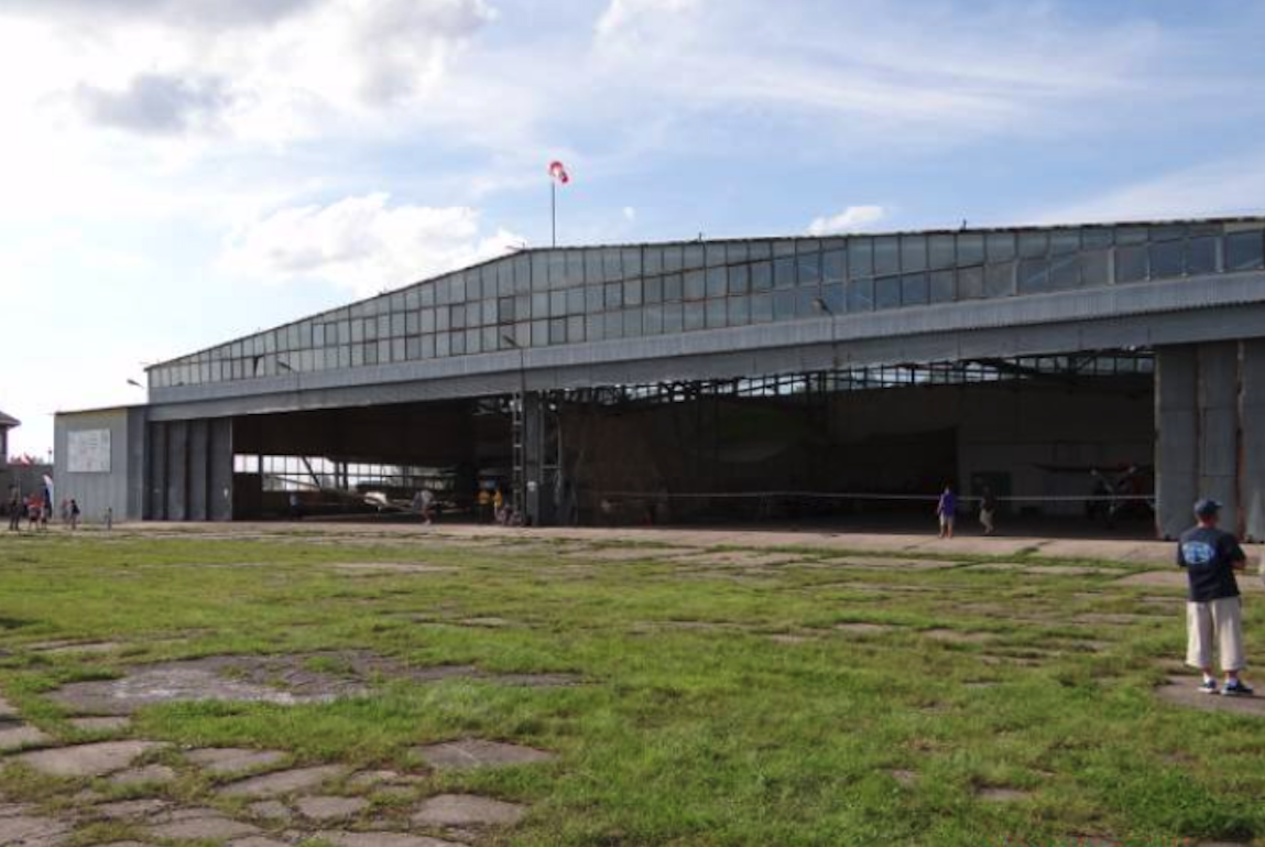 Hangar na Lotnisku Kętrzyn Wilamowo. 2012 rok. Zdjęcie Karol Placha Hetman