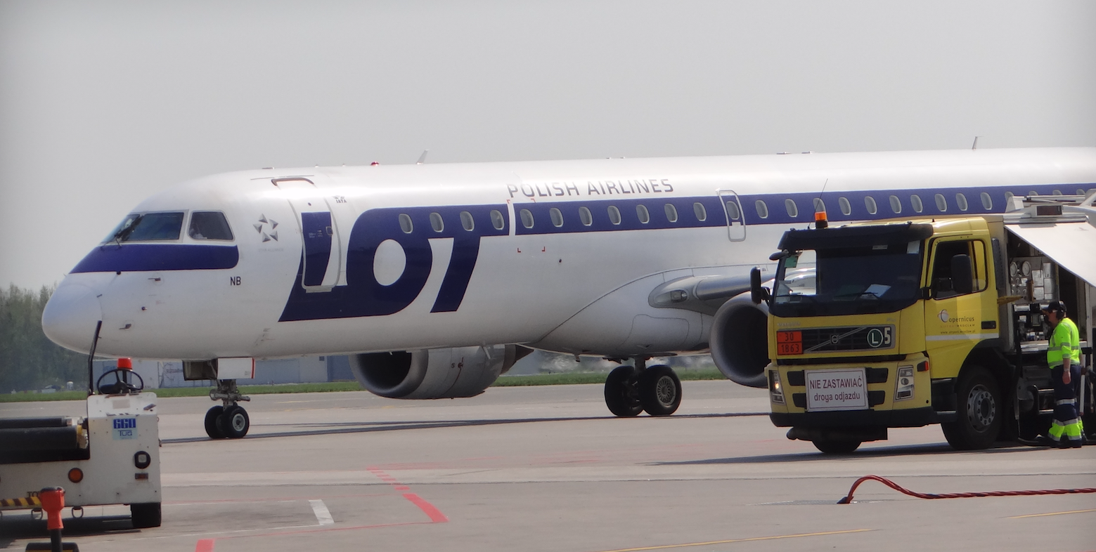 Lotnisko Strachowice. Embraer 190 rejestracja SP-LNB. 2018 rok. Zdjęcie Karol Placha Hetman