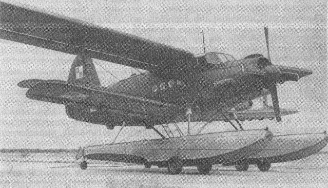 An-2 W. Doskonale widoczne pływaki i podwozie kołowe. 1964r. Zdjęcie LAC