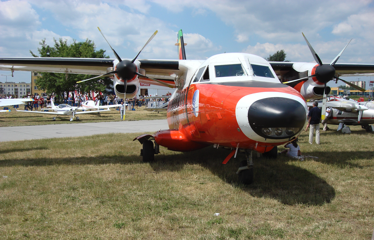 Samolot Papuga L-410 UVP E-15 Turbolet SP-TPB Polskiej Agencji Żeglugi Powietrznej. 2008 rok. Zdjęcie Karol Placha Hetman