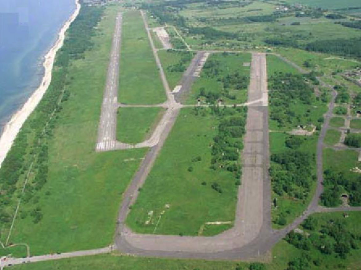 Lotnisko Bagicz w widoku z samolotu. 2006 rok. Zdjęcie LAC