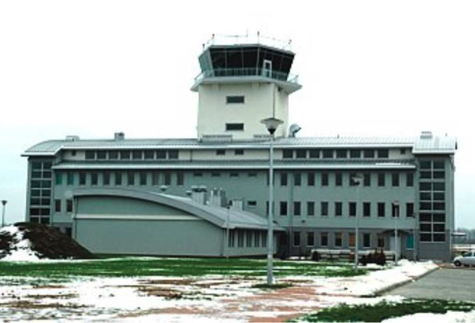 Baza Krzesiny w budowie. Port lotniczy z wieżą. 2005 rok. Zdjęcie LAC
