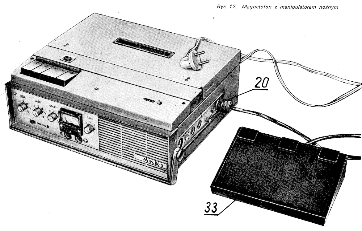 Magnetofon MAK-S z nożnym manipulatorem. Fotografia z instrukcji
