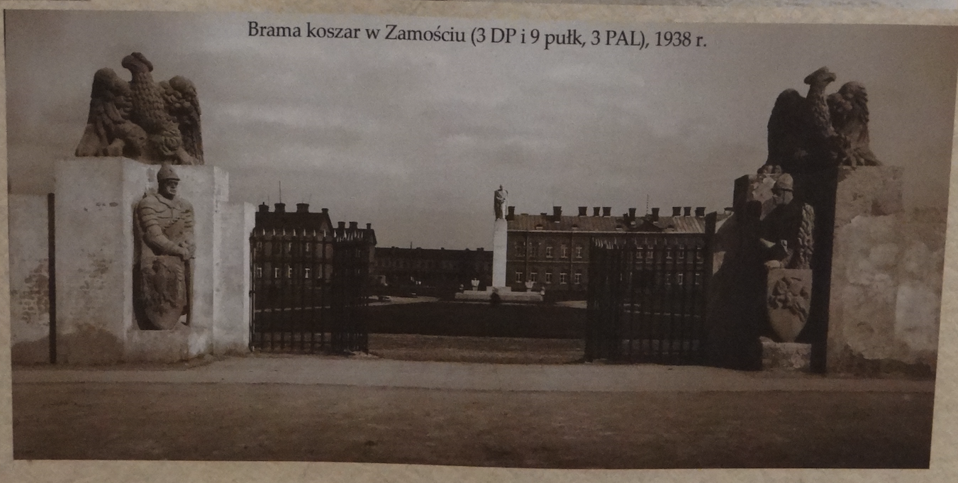 Brama koszar w Zamościu. 1938 rok. Muzeum Arsenał. Zdjęcie Karol Placha Hetman