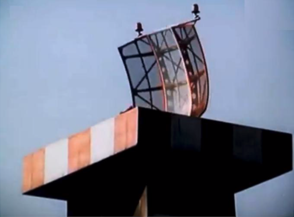 Antena radaru Kontroli zbliżania. Radar zamontowano w 1965 roku, na specjalnej murowanej wieży. Obecnie nie istnieje. Był to drugi cywilny radar na Lotnisku Okęcie po Polskim radarze AVIA-A. 1976 rok. Zdjęcie LAC