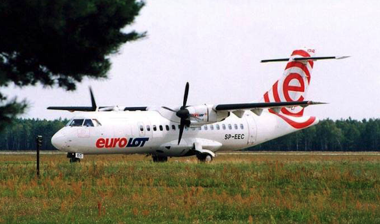 ATR 42-300 rejestracja SP-EEC firmy EuroLOT na lotnisku Babimost. 2001 rok. Zdjęcie LAC