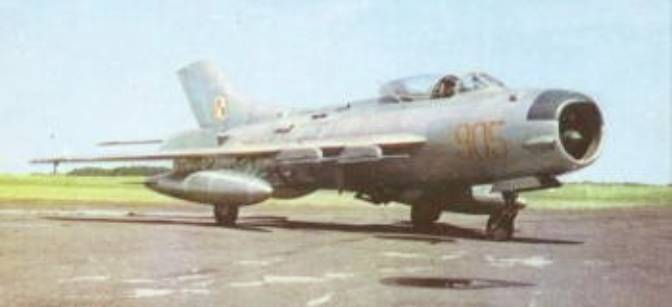 Jeden z pierwszych egzemplarzy MiG-19 PM nb 905 w Polsce. Data zdjęcia około 1965r.