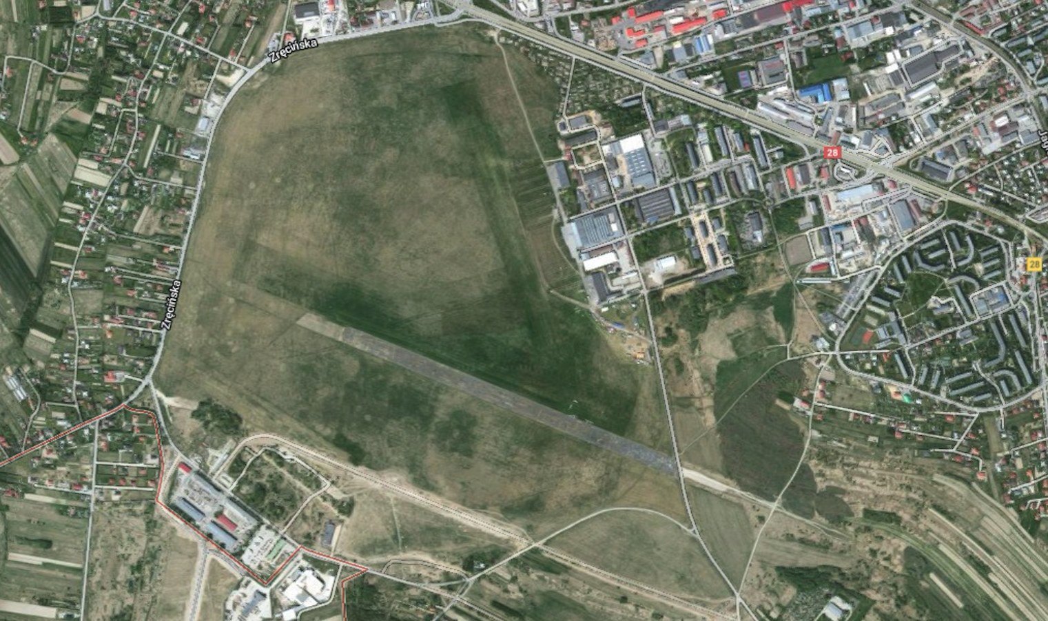 Lotnisko Krosno. Na zdjęciu jest stara, twarda droga startowa (RWY). 2016 rok. Zdjęcie Google
