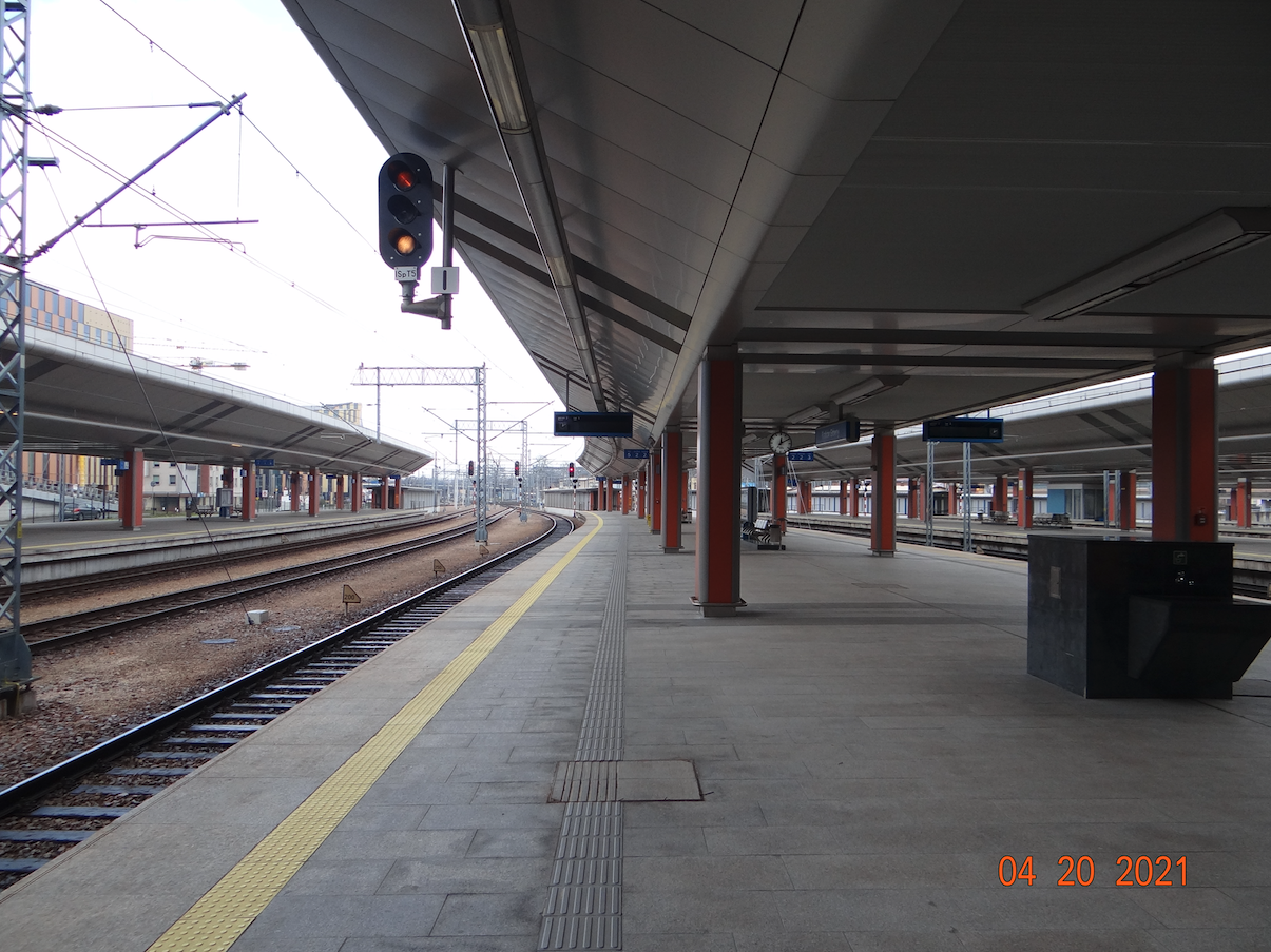 Kraków Główny, peron 2. 2021 rok. Zdjęcie Karol Placha Hetman
