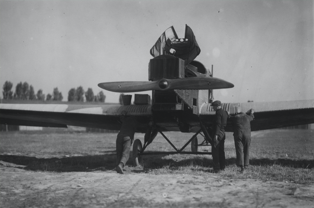 Obsługa samolotu Junkers F-13 w Polsce. Pod ogonem podstwiony wózek do przetaczania maszyny. 1928 rok. Zdjęcie Aerolot