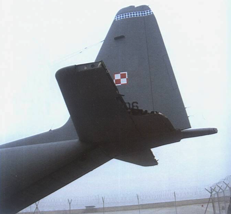 Lockheed C-130 nb 1506 uszkodzone usterzenie poziome. 2010-02-05 rok. Zdjęcie LAC