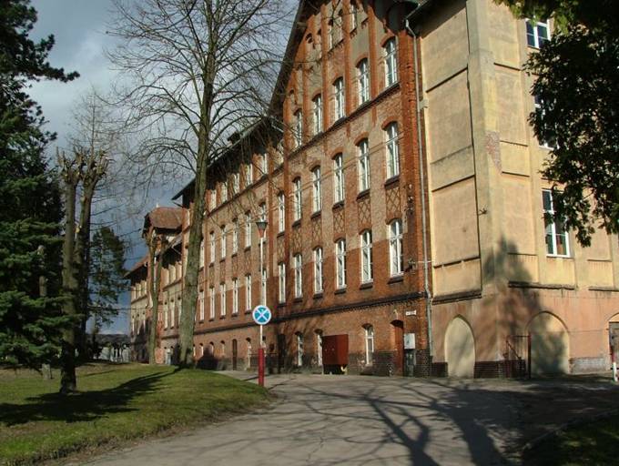 Szkoła w Karolewie koło Kętrzyna. Główny budynek szkoły. Zdjęcie z archiwum szkoły.