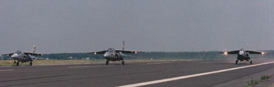 Samoloty I-22 M-91 podczas grupowego startu. 1993 rok. Zdjęcie LAC