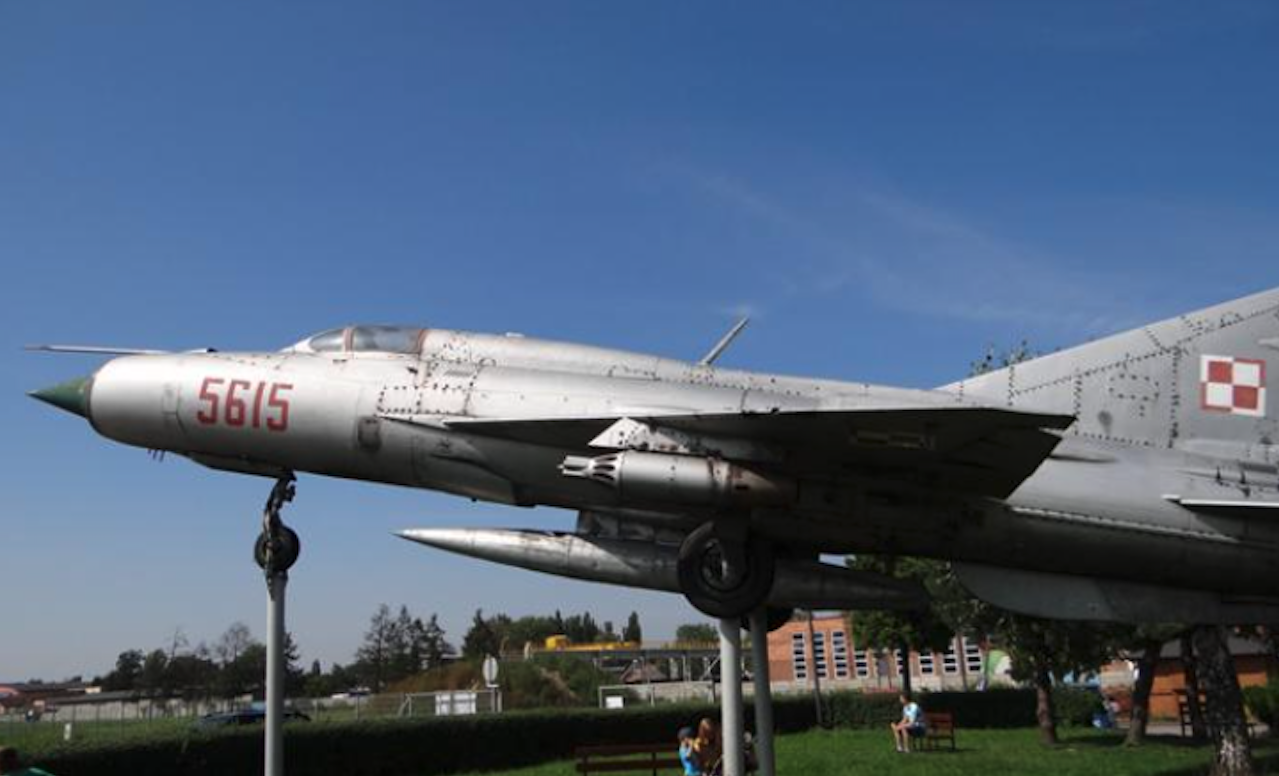 Lotnisko Gliwice. Pomnik-samolot MiG-21 PFM nb 5615. 2012 rok. Zdjęcie Karol Placha Hetman