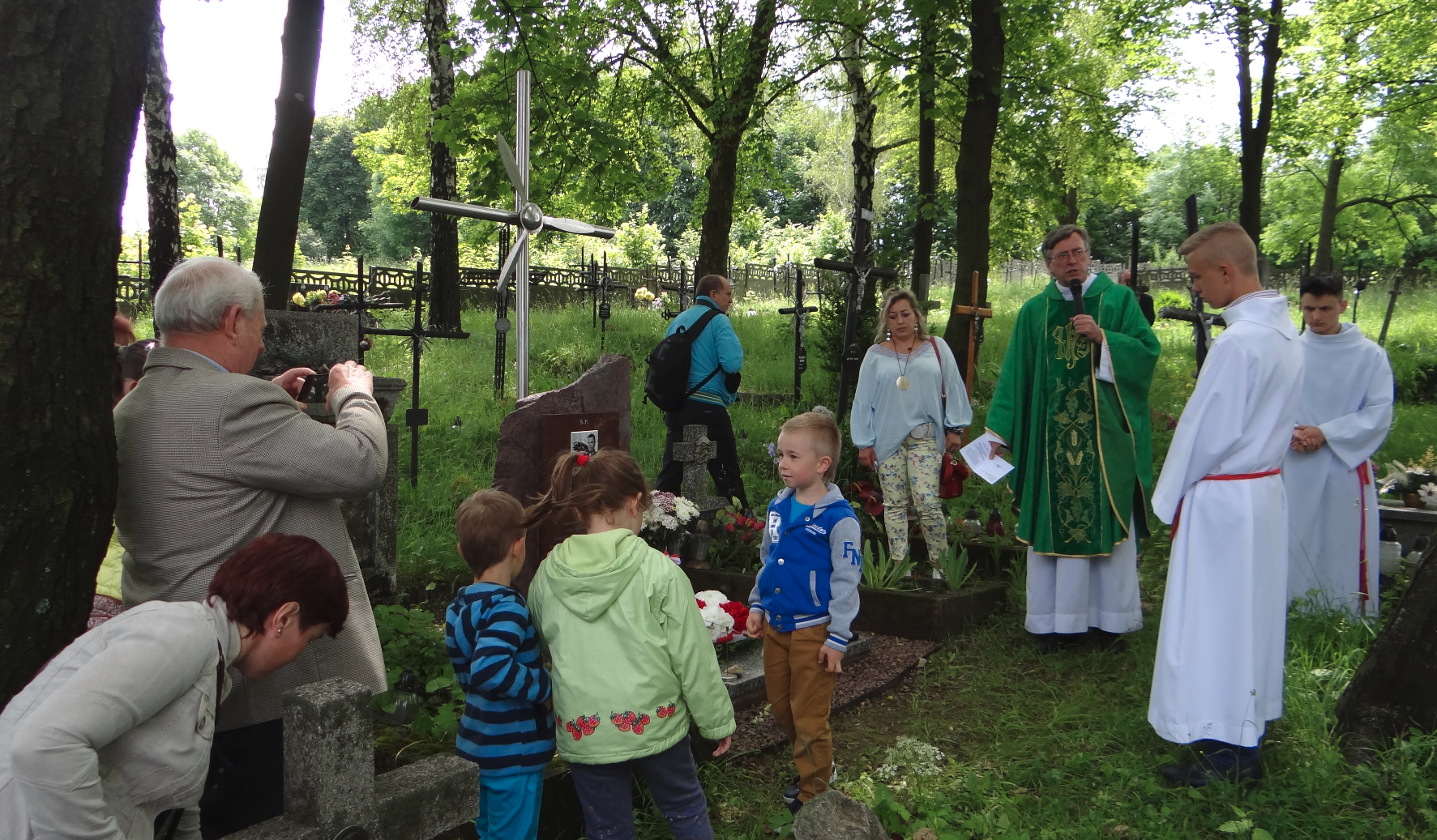 Meeting at the grave of Ignacy Kasprzyk. Father Canon Piotr Miszczyk speaks, and next to him is Mrs. Beata Grylowska, head of the Historical Circle in Płoki. Photo by Karol Placha Hetman