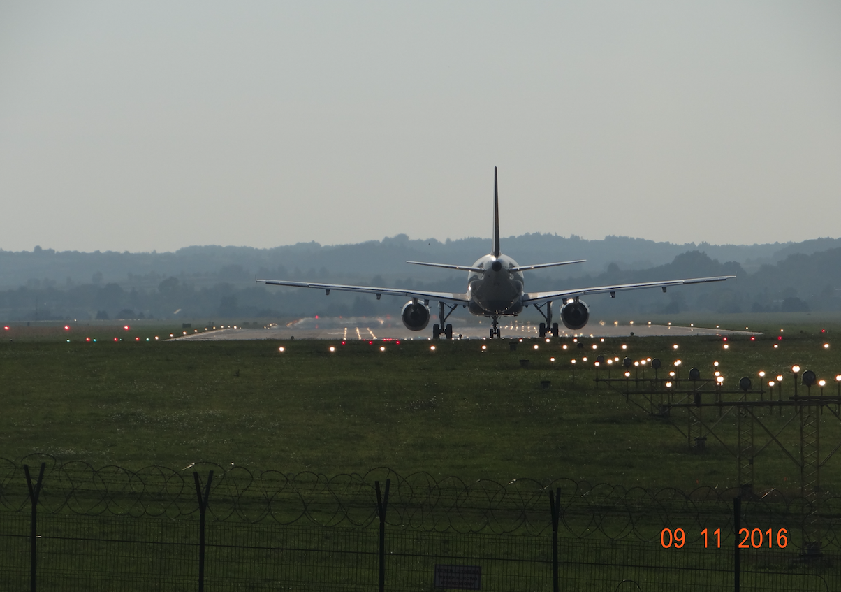 Balice. Airbus A.320 na RWY na kierunku 25. 2016 rok. Zdjęcie Karol Placha Hetman