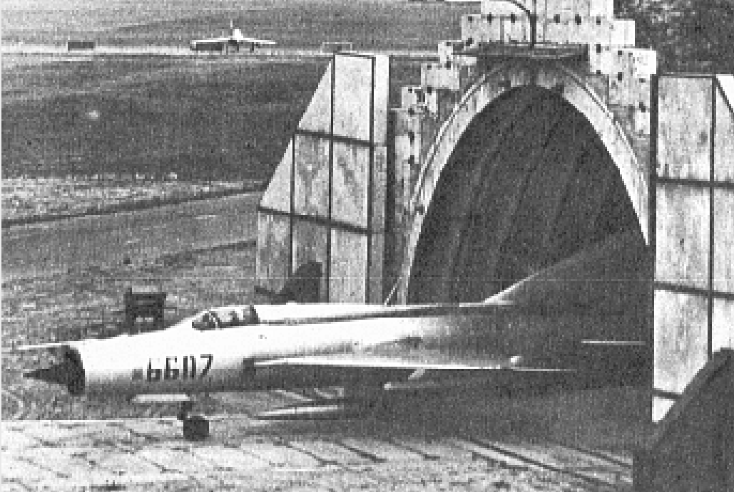 Samolot MiG-21 PFM nb 6607 opuszcza schrono-hangar. 1980 rok. Zdjęcie LAC