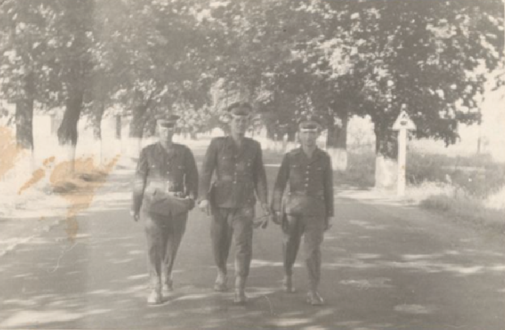 Droga z Lotniska na stację kolejową. Żołnierze idą na przepustkę. Jadą do Poznania. Lotnisko Krzesiny 1959r. Zdjęcie LAC