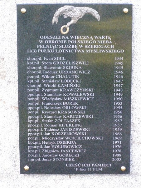 Tablica pamiątkowa na terenie byłej 3 BLot. 2007 rok. Cześć Ich Pamięci!