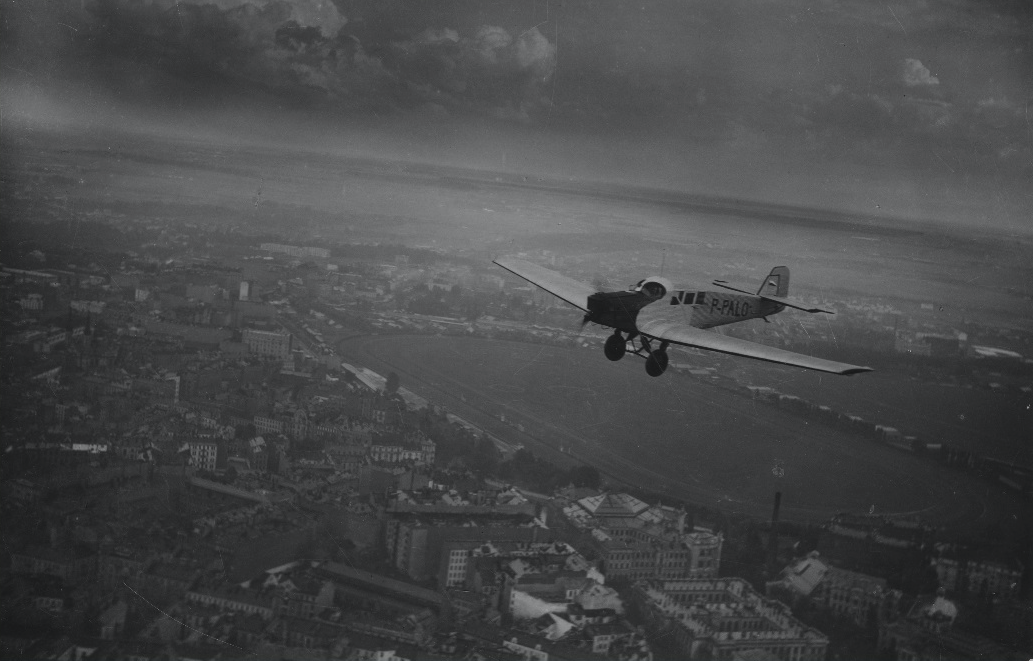 Samolot Junkers F-13 rej P-PALO Polskiego przewoźnika AEROLOT nad Warszawą. Widoczny tor wyścigów konnych i lotnisko Pole Mokotowskie. 1928 rok. Zdjęcie Aerolot