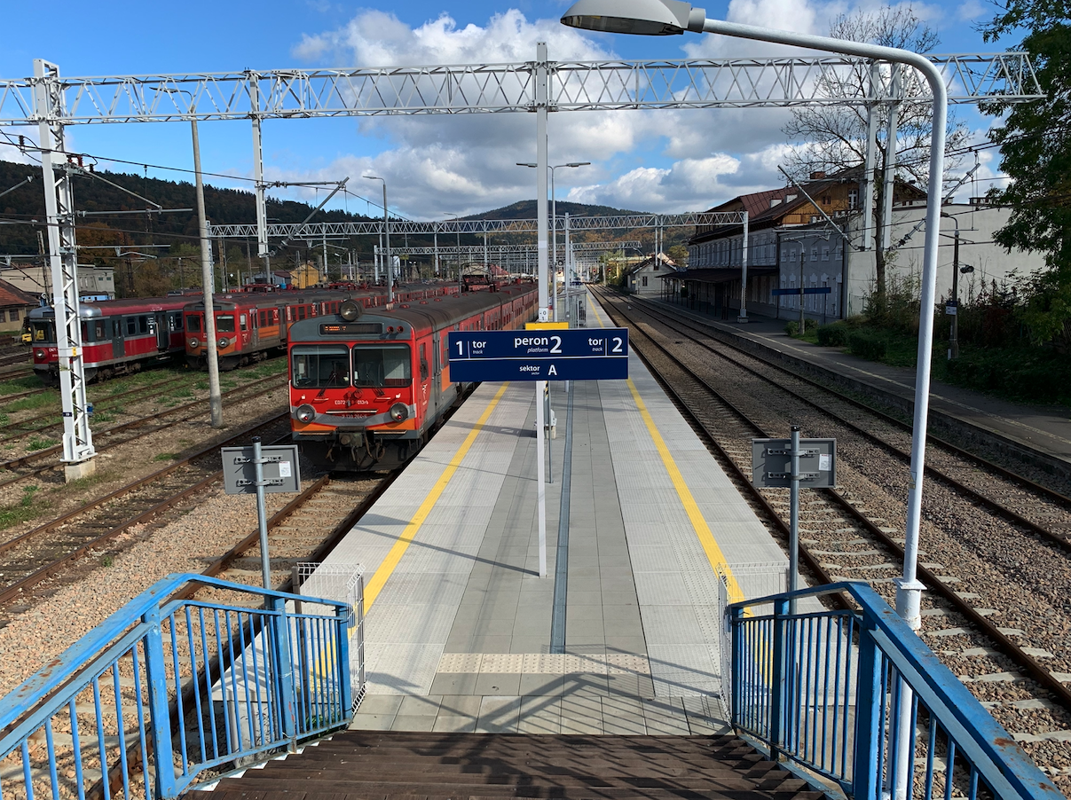 Stacja kolejowa Sucha Beskidzka. 2022 rok. Zdjęcie Karol Placha Hetman