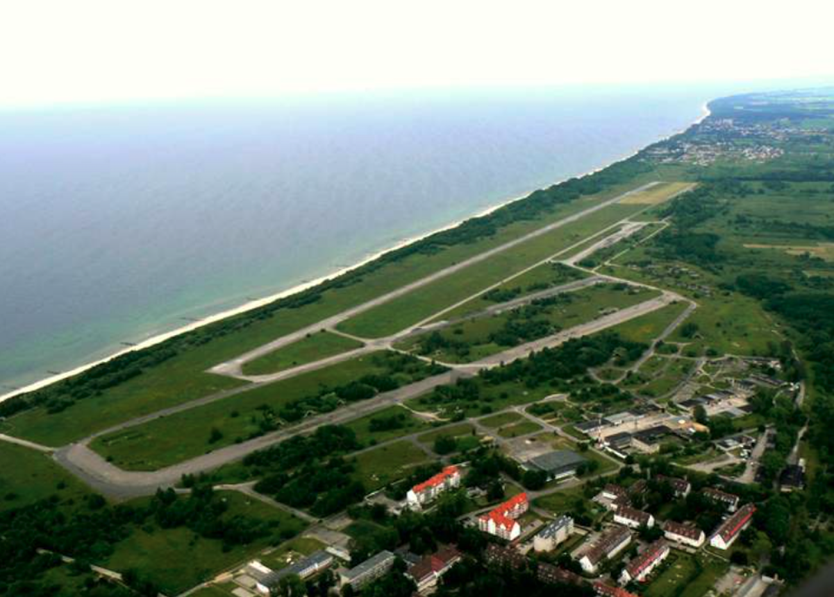Lotnisko Bagicz w widoku z samolotu. 2006 rok. Zdjęcie LAC