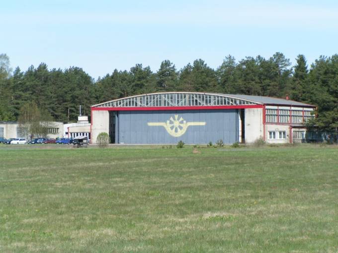 Główny hangar obsługowy na Lotnisku Siemirowice. Na drzwiach znak służb technicznych. 2008r.