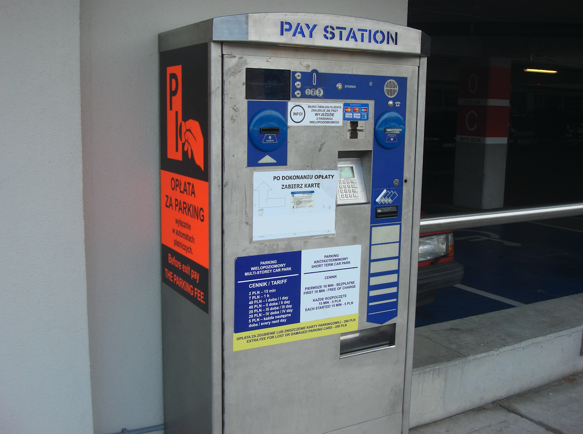 Parking wielopoziomowy. Automat do opłat. 2011 rok. Zdjęcie Karol Placha Hetman