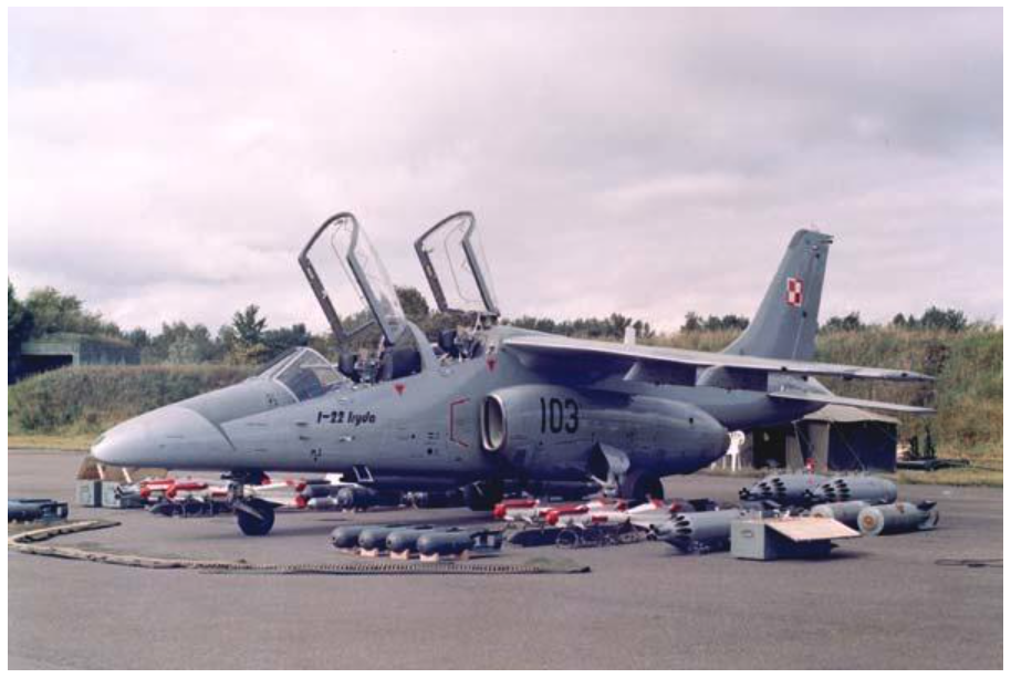 Samolot I-22 AN 001-03 nb 103 prezentuje możliwe uzbrojenie. 1994 rok. Zdjęcie LAC