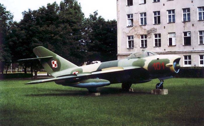 Lim-6 MR nb 101 jako pomnik na terenie Lotniska Siemirowice. 1997r.