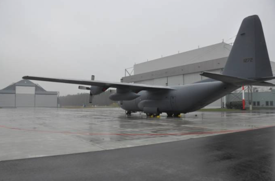 Lockheed C-130 Powidz 2010-11-16. The aircraft has nb 1272 and will receive nb 1503. The machine stands against the background of a new hangar, which was put into service in 2011. Photo by 33. LBTr