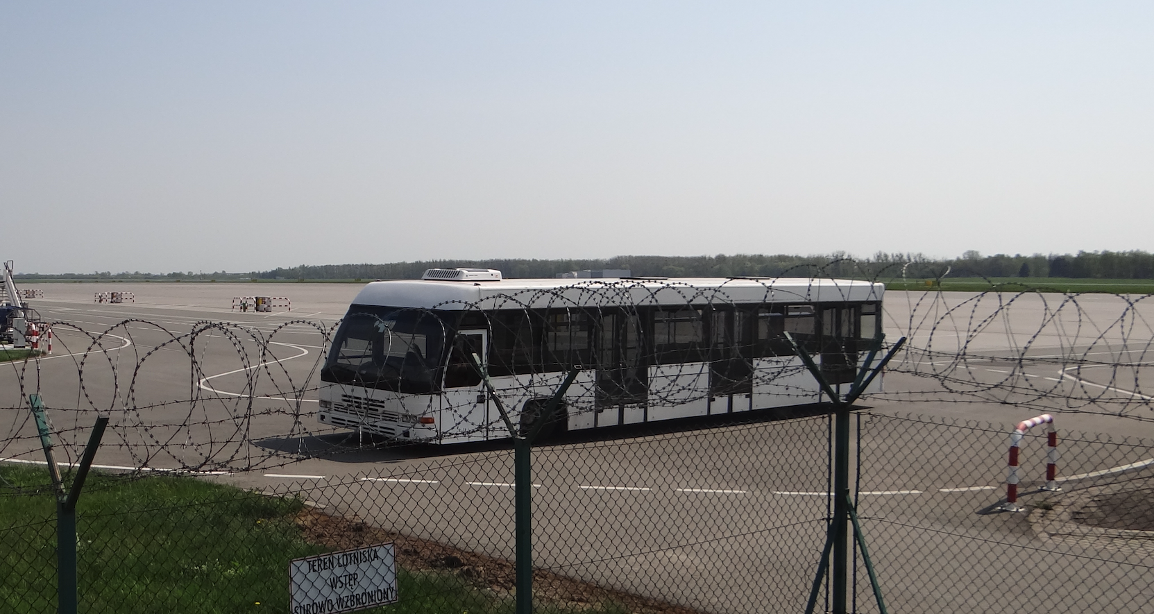 Lotnisko Strachowice. Autobus peronowy. 2018 rok. Zdjęcie Karol Placha Hetman