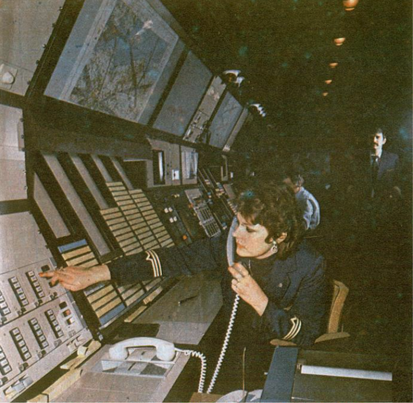 Sala operacyjna Centrum. Stanowisko operacyjne Asystenta Kontrolera Obszaru sektora wschodniego. 1983 rok. Zdjęcie LAC