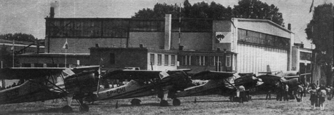 Lotnisko Gliwice 1980 rok. Na pierwszym planie samoloty PZL-101. Przed hangarem, na postumencie myśliwiec Jak-23. Zdjęcie B. Koszewski