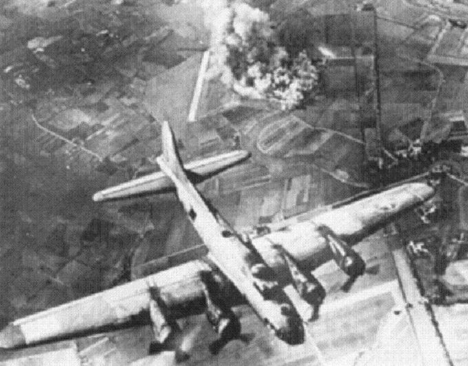 Nalot B-17 na fabrykę messerschmitta koło Malborka. Październik 1943r. Zdjęcie LAC