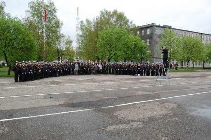 Pamiątkowe zdjęcie kadry 44 Bazy Lotnictwa Marynarki Wojennej. 2010r.