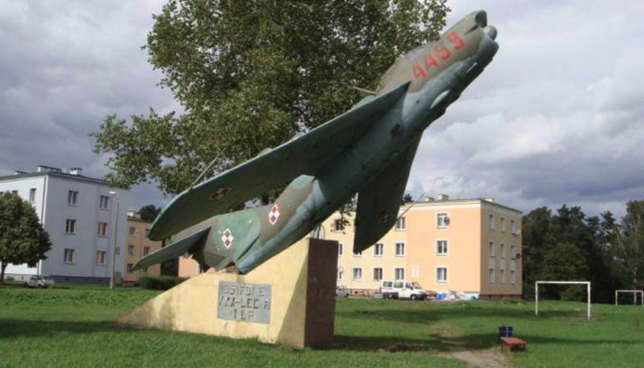 Samolot-pomnik Lim-6 M. 2009 rok. Zdjęcie LAC