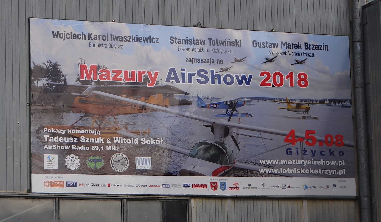 Plakat reklamowy Mazury Air Show 2018. Zdjęcie Karol Placha Hetman