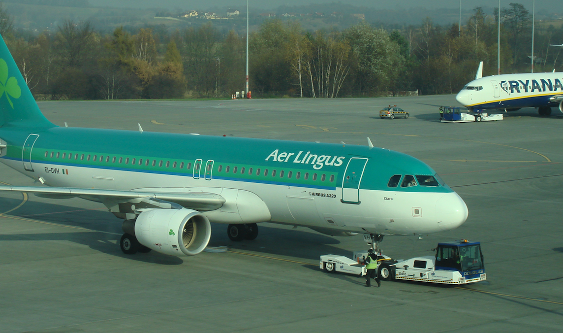 Ciągniki lotniskowe DOUGLAS wypychają samolot Airbus A.320 i Boeing B.737-800. 2009 rok. Zdjęcie Karol Placha Hetman