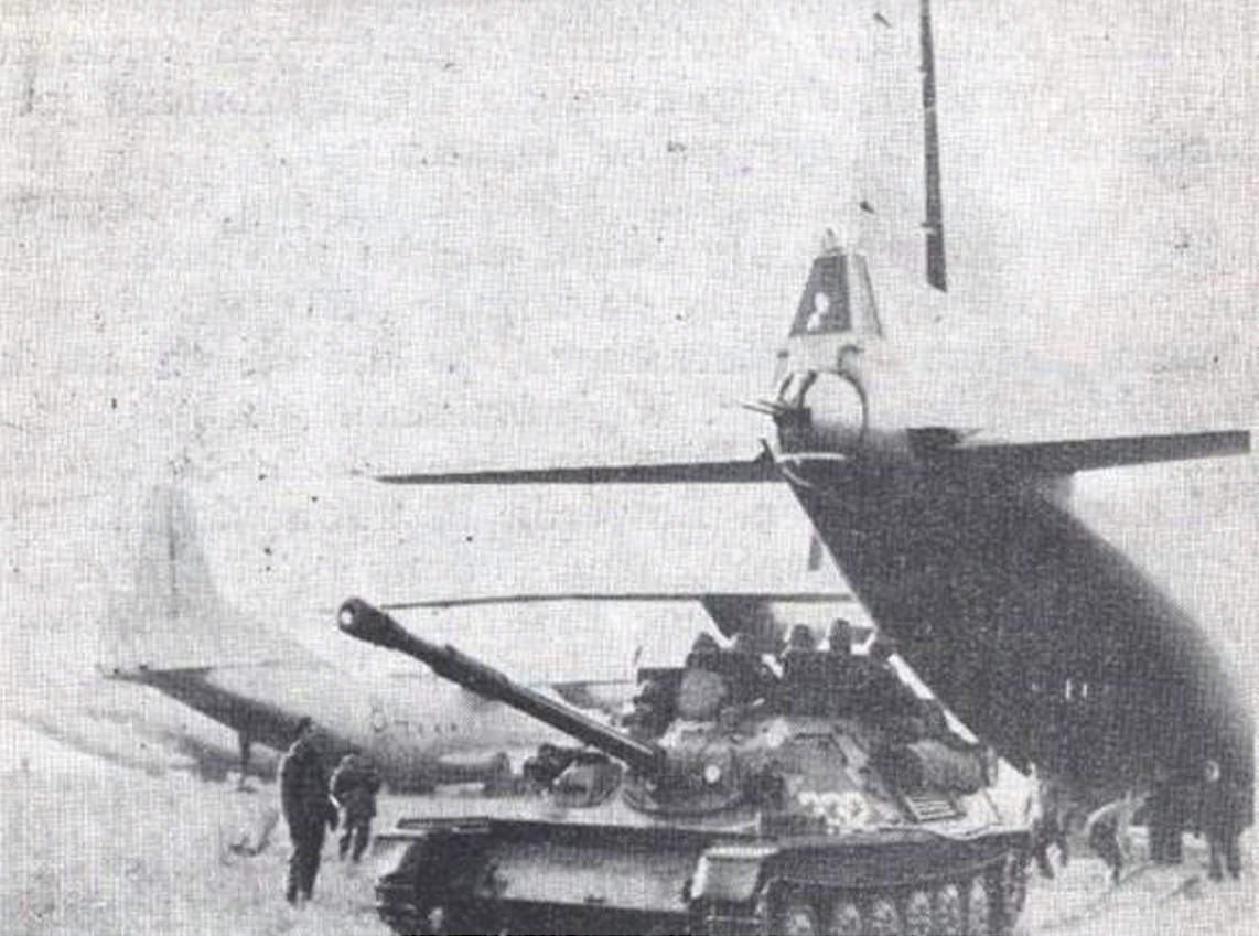 Wyładunek dział ASU-85 na lotnisku w Erfurcie. 21.10.1965 roku. Zdjęcie LAC