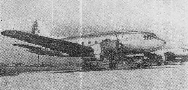 Jedno z nielicznych zdjęć woskowych Ił-12. Samoloty te łatwo rozróżnić od Ił-14 po kształcie usterzenia pionowego.