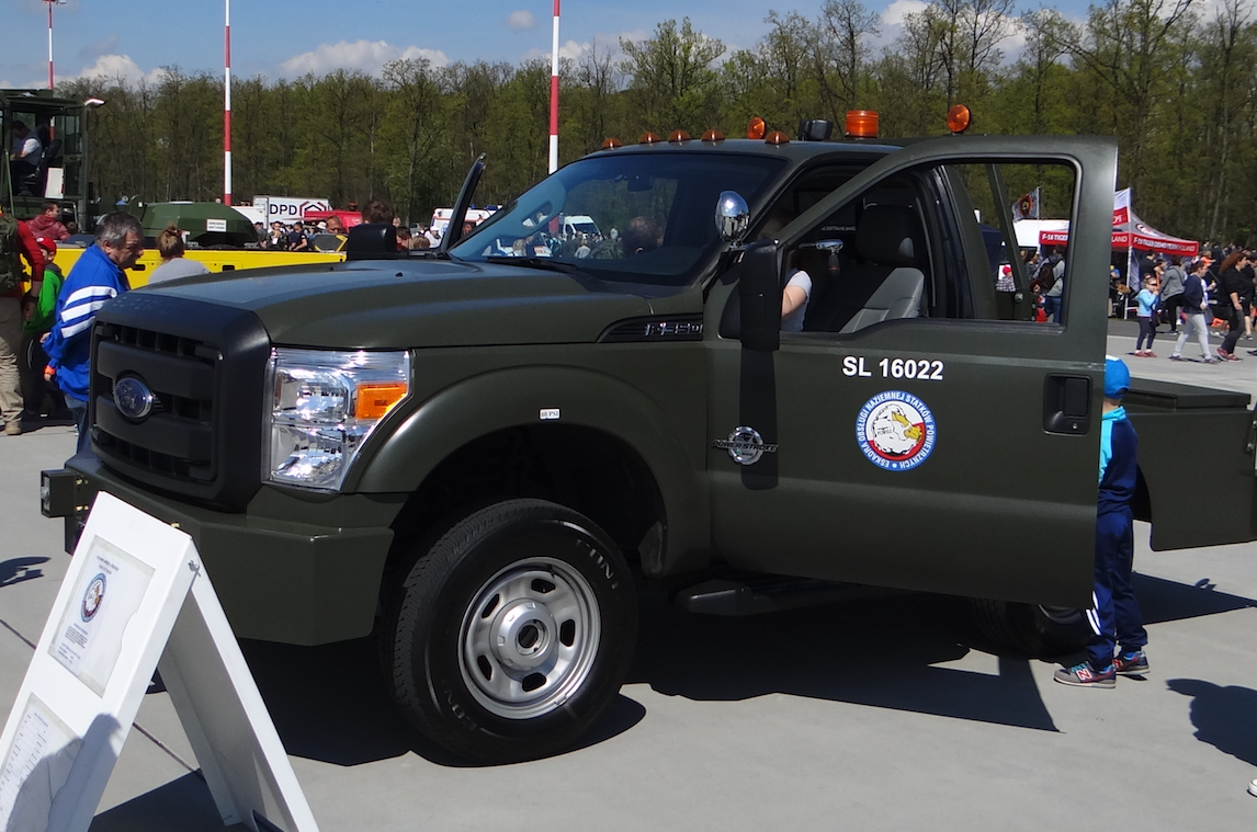 Ciągnik FORD Super Duty wykorzystywany do holowania samolotów Lockheed F-16 Jastrząb. 2017 rok. Zdjęcie Karol Placha Hetman