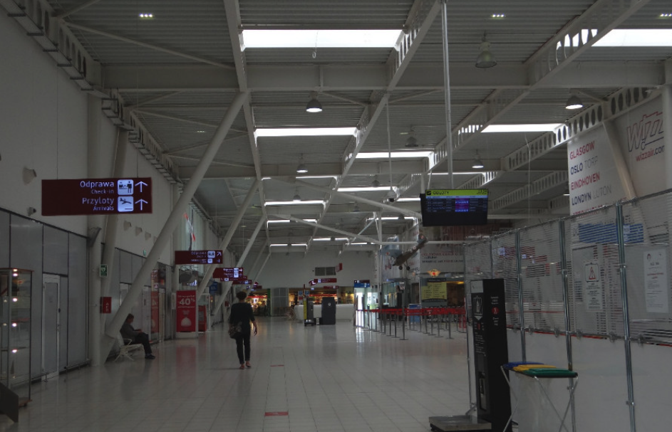 Terminal Portu Lotniczego Lublin w Świdniku. Wnętrze. Widok w kierunku zachodnim. 2016 rok. Zdjęcie Karol Placha Hetman